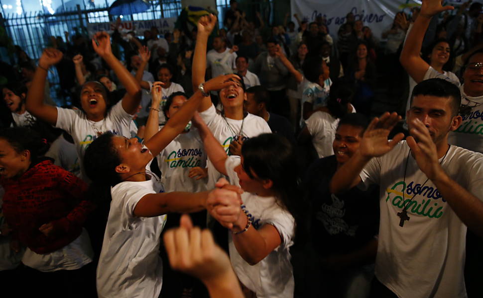 Grupo protesta contra igualdade de gênero em frente à Câmara Municipal durante votação do Plano Municipal de Educação