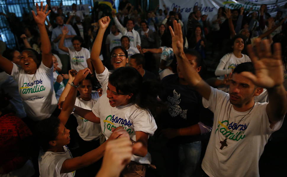 Grupo protesta contra igualdade de gênero em frente à Câmara Municipal durante votação do Plano Municipal de Educação