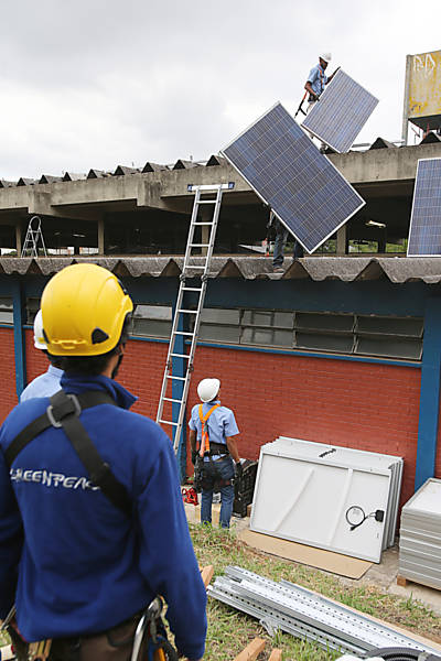 Montagem de placas fotovoltaicas em escola da Zona Leste de SP
