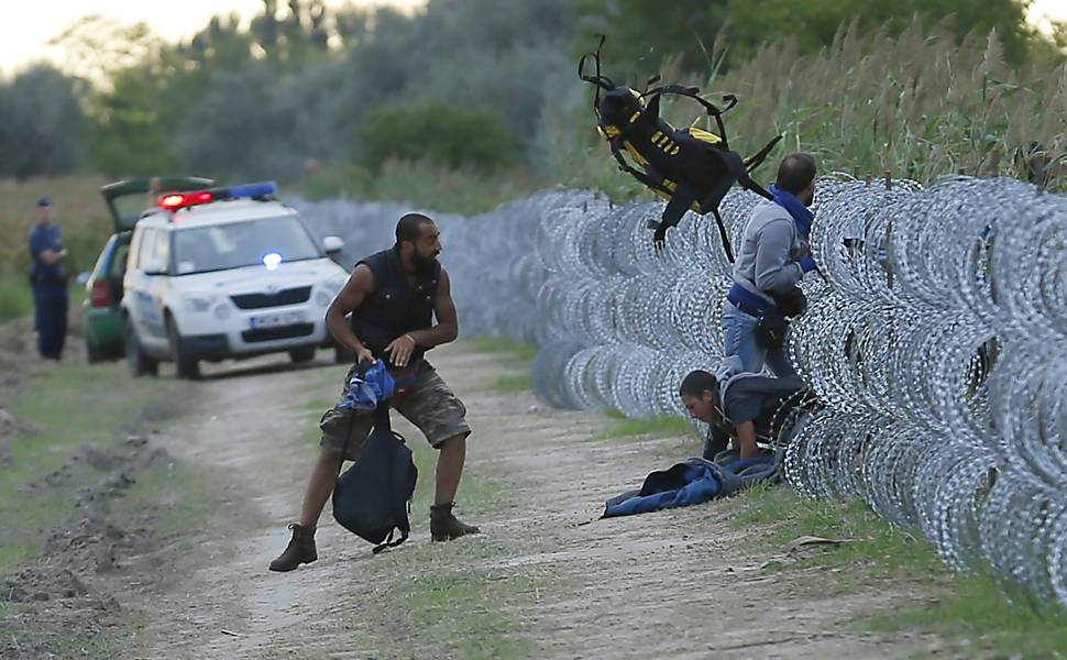 Migrantes atravessam fronteira entre Sérvia e Hungria