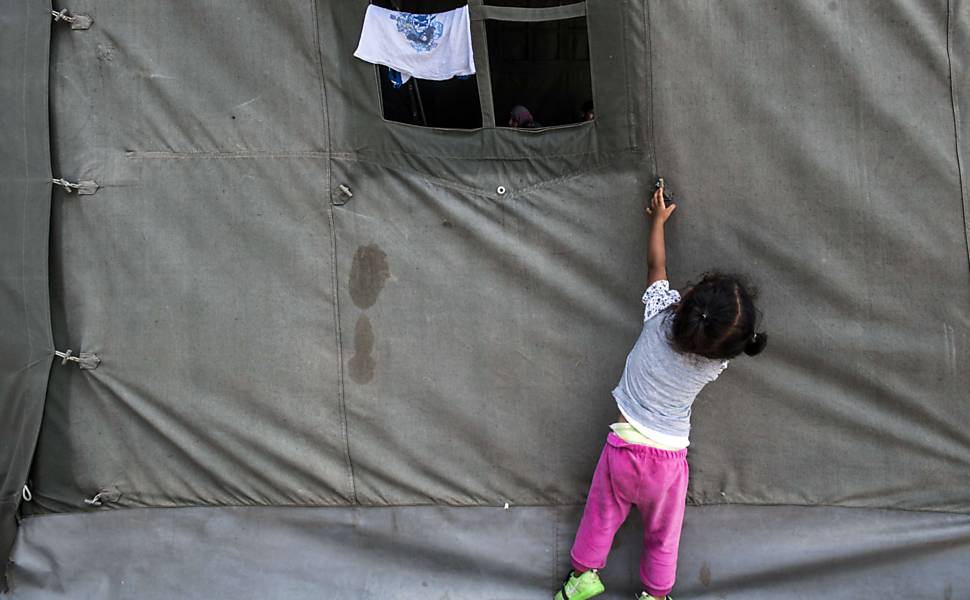  
Criança brinca em tenda de centro de refugiados na cidade de Presevo, Sérvia