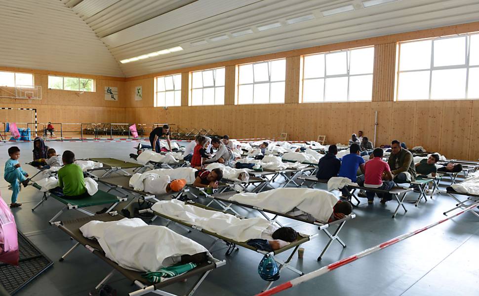  
Refugiados aguardam registro no posto de fronteira de Rosenheim, na Alemanha