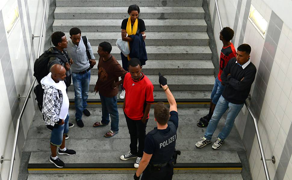  
Refugiados chegam ao primeiro posto de registro de estrangeiros da Alemanha em Rosenheim