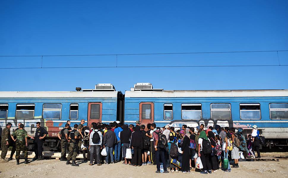 Fila de embarque de trem com destino à Sérvia na cidade de Gevgelija, no lado macedônio da fronteira com a Grécia