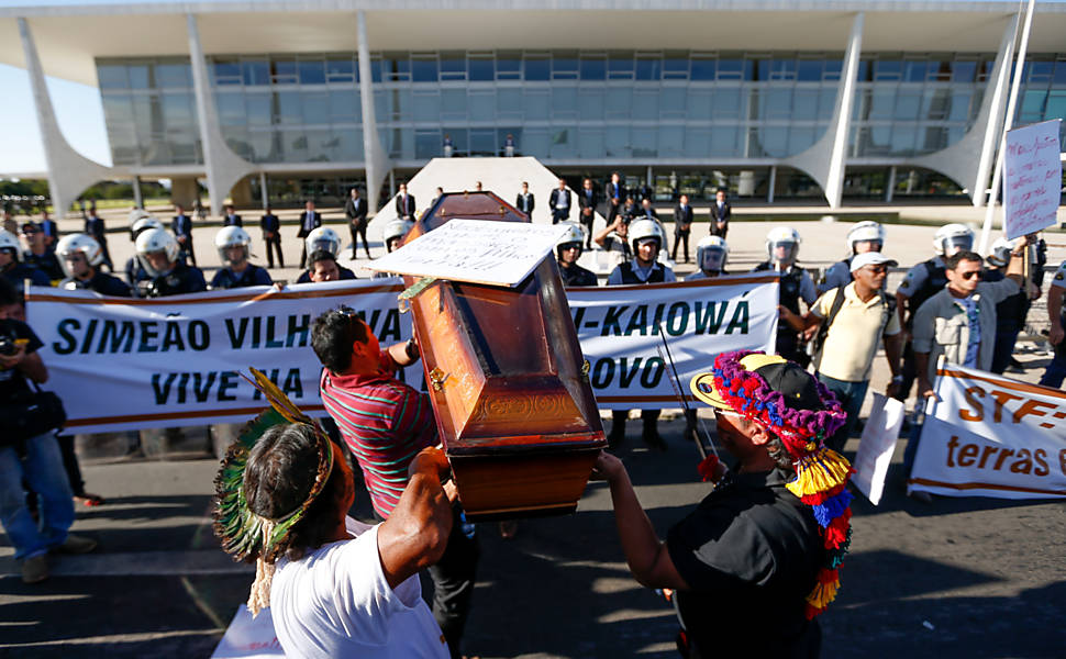Índios levam caixão ao Planalto e ao STF