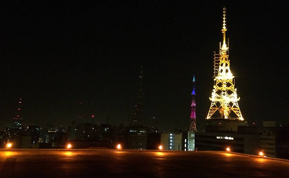 Vista da av. Paulista a partir do heliponto do Maksoud, que funciona como fumódromo da balada PanAm Club
