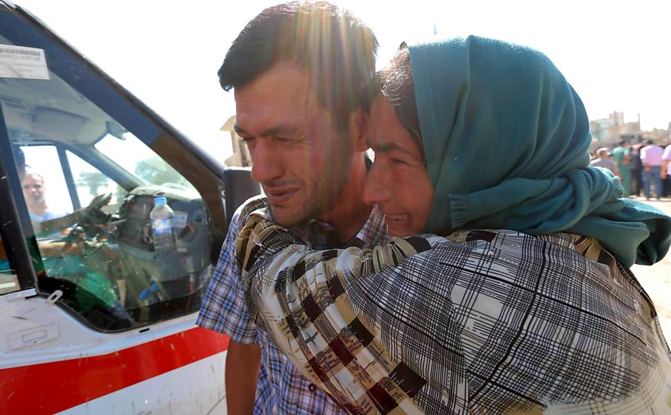 Enterro de família síria em Kobani