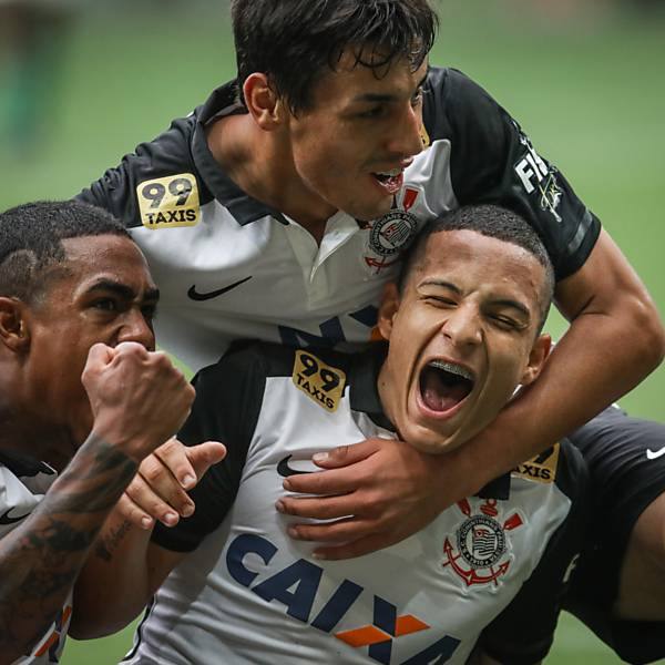 Ralf e Dudu dividem na área em lance que originou polêmica na final do  Paulista; veja fotos do lance - 09/05/2018 - Classico Corinthians Palmeiras  - Fotografia - Folha de S.Paulo