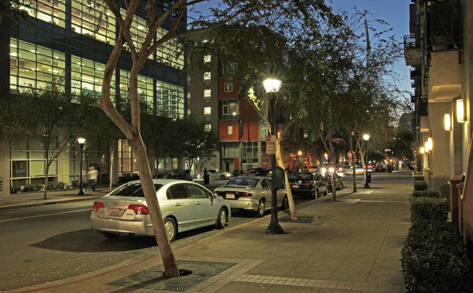 San Diego (EUA): testará o uso de instalações de iluminação pública de LED para captar e analisar dados que no futuro poderão indicar vagas de estacionamento, criar alertas de furacão e gerar visão em tempo real de uma área para equipes de emergência