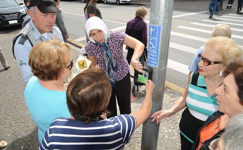 Curitiba (PR): iniciou a implantação do Semáforo Inteligente, que permite que pessoas com mobilidade reduzida ampliem o tempo para travessia nos cruzamentos mais perigosos, mediante a aproximação do cartão transporte a um dispositivo nos semáforos