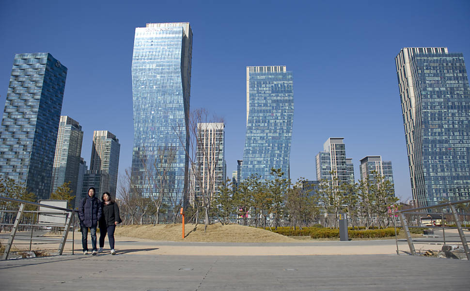 Songdo (Coreia do Sul): cidade inteligente que está sendo construída em torno de um aeroporto e que terá 40% de áreas verdes. O projeto contará com controle inteligente de tráfego, wireless, programas de reciclagem de lixo e uso consciente de recursos