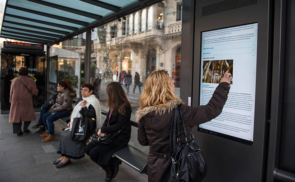 Barcelona (Espanha): pontos de ônibus inteligentes fornecem previsões em tempo real da chegada dos coletivos e wi-fi gratuito. Um aplicativo também permite pagar o estacionamento na chamada zona azul por meio do smartphone