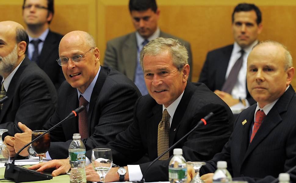 O então presidente dos EUA George W. Bush e Guido Mantega, ministro brasileiro da Fazenda, Ben Bernanke, presidente do Federal Reserve, o Banco Central norte-americano, e Henry Paulson, do Tesouro Nacional, durante reunião do G20, em Washington, EUA