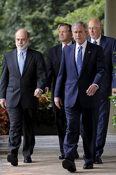 O então presidente dos EUA, George W. Bush, ao sair do Salão Oval na Casa Branca para pronunciar uma declaração sobre o estado da economia, em 2008