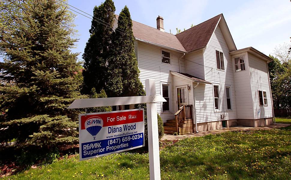 Em 2009, uma casa vazia é posta à venda, em Elgin, Illinois, nos EUA. Subúrbio de Chicago viu um aumento em execuções hipotecárias com a crise do subprime