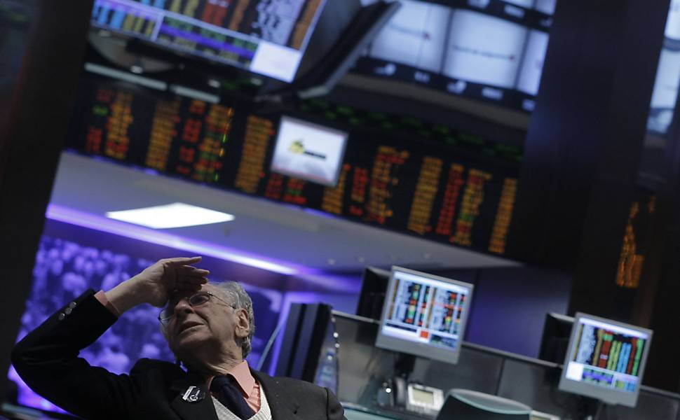 Mercado financeiro do Brasil em 2008: investidor observa oscilação nas ações da Bovespa, em São Paulo (SP)