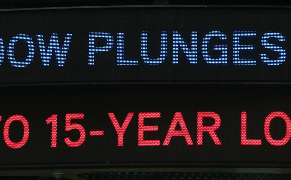 Anúncio digital na Times Square anuncia a queda da bolsa em setembro de 2008, em Nova York, EUA