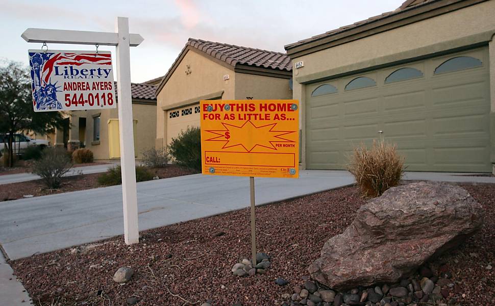 Placas anunciam venda de casas em Las Vegas, nos EUA