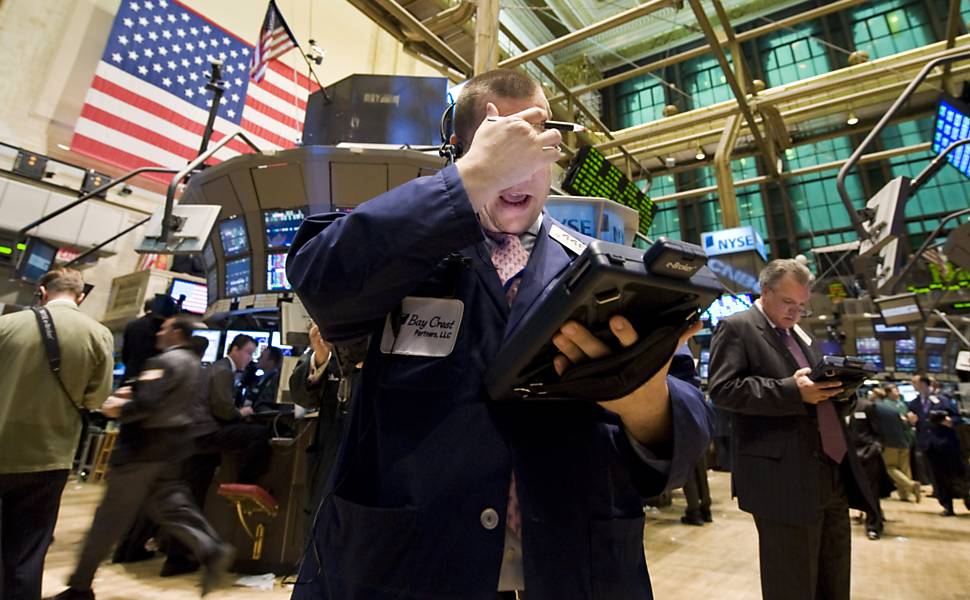 Mercado financeiro: operador de mercado Michael Scagnelli durante pregão na Bolsa de Valores de Nova York, EUA, em 2008