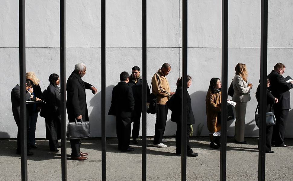 Trabalhadores fazem fila em feira de empregos em San Francisco, nos EUA