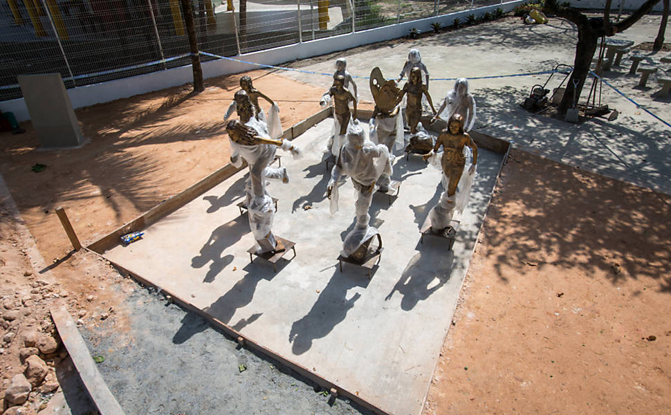 Estátuas de alunos mortos em Realengo