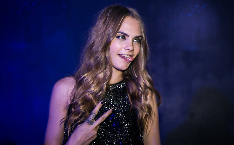 Cara Delevingne é vista agindo de forma descontrolada e familiares