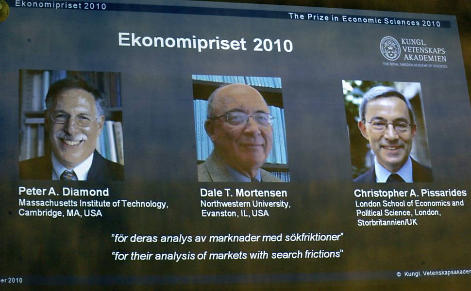 Anúncio do Prêmio Nobel de Economia de 2010 com os americanos Peter Diamond (esq.) e Dale Mortensen (centro) e o britânico-cipriota Christopher Pissarides; o trio elaborou estudo sobre efeitos negativos das altas taxas de desemprego causadas pela crise econômica