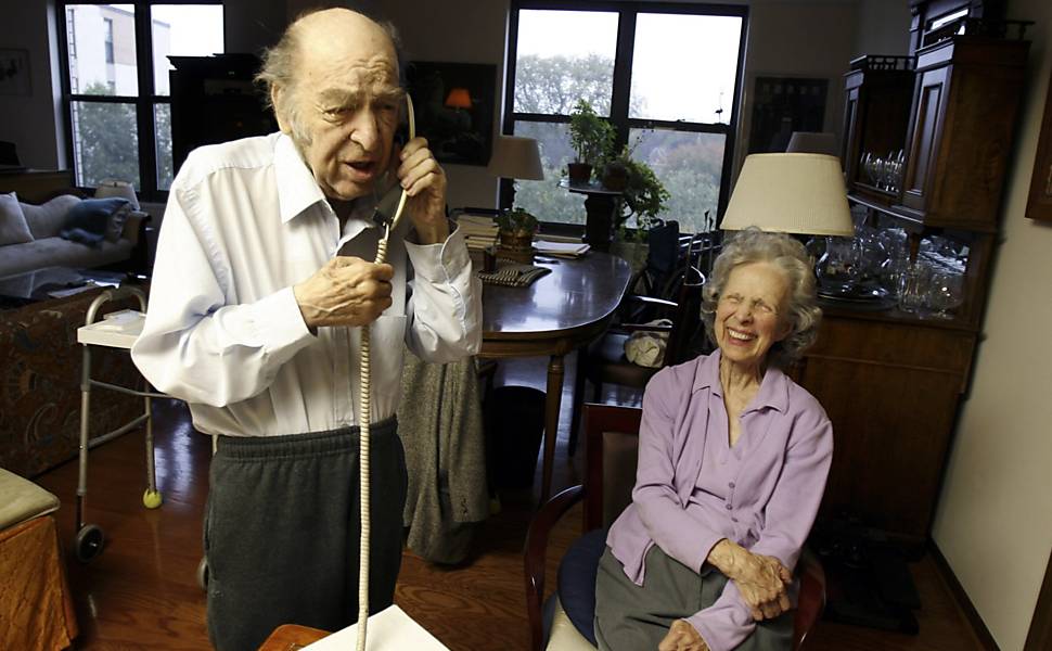 Americano Leonid Hurwicz (esq.), da Universidade de Minnesota, conquistou o Nobel em 2007 com os compatriotas Eric Maskin e Roger Myerson; a teoria desenvolvida pelo trio permite aos economistas distinguir situações em que os mercados operam bem de outras em que não operam