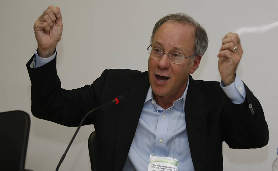 Americano Roger Myerson, da Universidade de Chicago, ganhou em 2007 com uma teoria que permite aos economistas distinguir situações em que os mercados operam bem de outras em que não operam