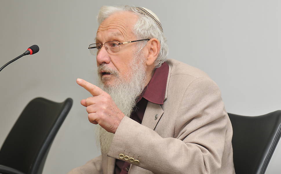 Israelense Robert Aumann, da Universidade Hebraica de Jerusalém, venceu em 2005 ao lado do americano Thomas Schelling; eles trabalharam de forma independente, mas ambos na teoria dos jogos ---método matemático para a análise de situações em que dois ou mais jogadores -sejam eles pessoas, países ou empresas--- interagem entre si