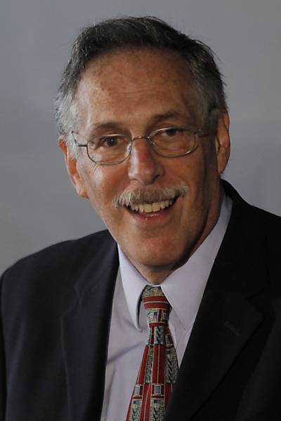 Americano Peter Diamond, professor de economia no MIT (Instituto de Tecnologia de Massachussets, nos EUA), conquistou Nobel de 2010 com o compatriota Dale Mortensen e o britânico-cipriota Christopher Pissarides; trabalho sobre efeitos negativos das altas taxas de desemprego causadas pela crise econômica