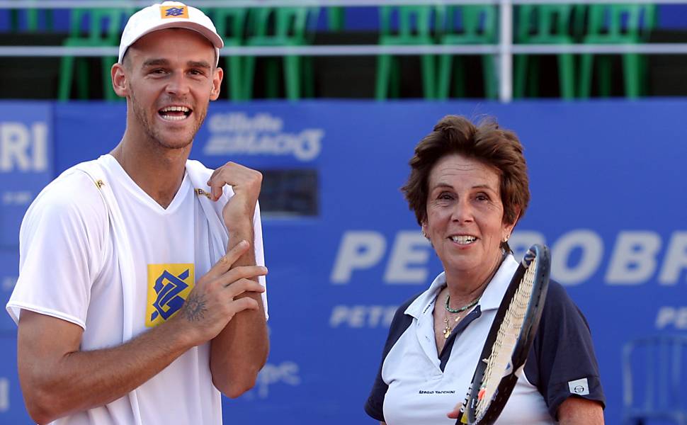A ex-tenista Maria Esther Bueno posa para foto com Gustavo Kuerten em quadra de tênis na Costa do Sauípe, na Bahia