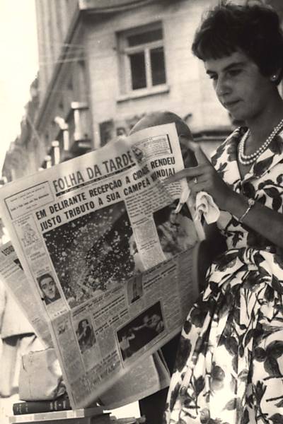 Maria Esther Bueno lê a Folha da Tarde em 1959; naquele ano, ela foi campeã nos torneios de simples de Wimbledon e do Aberto dos Estados Unidos e vice-campeã de duplas femininas no Aberto dos EUA, ao lado da australiana Sally Moore