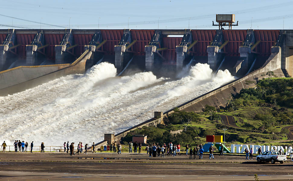 Hidrelétrica de Itaipu abre as comportas