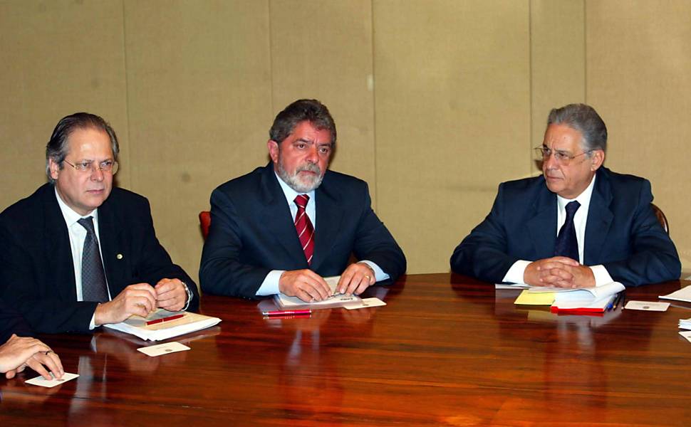 FHC, Lula e o então deputado José Dirceu durante encontro no Palácio do Planalto às vésperas das eleições de 2002