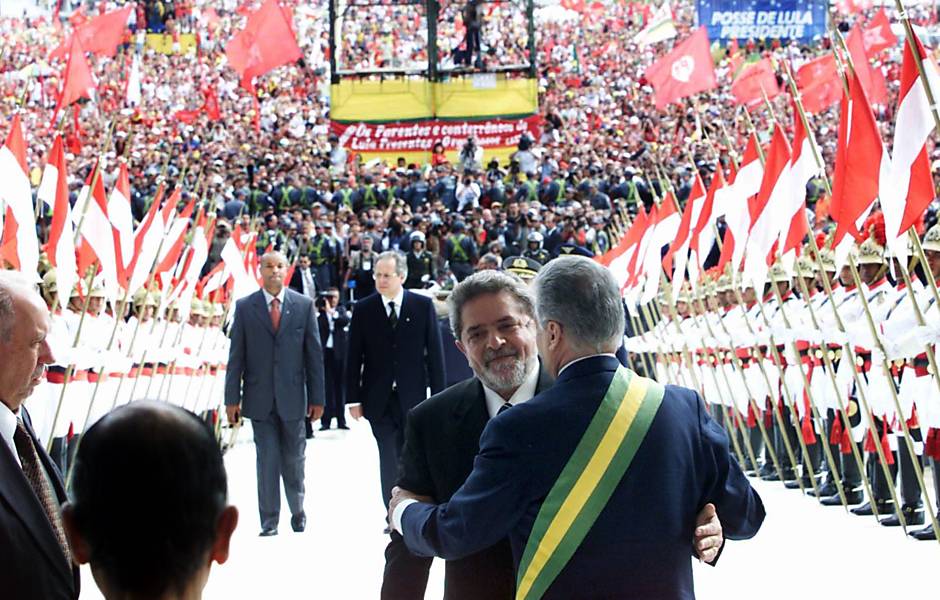 Fernando Henrique Cardoso cumprimenta o sucessor Luiz Inácio Lula da Silva durante cerimônia de posse do último, em 2003