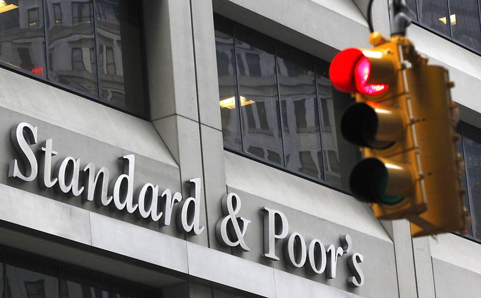 10.set.2015 - Petrobras perde o selo de bom pagador da agência Standard & Poors, limitando ainda mais seu acesso a financiamentos. No mesmo dia, propõe um programa de corte de 25% dos salários em troca de redução da jornada de trabalho