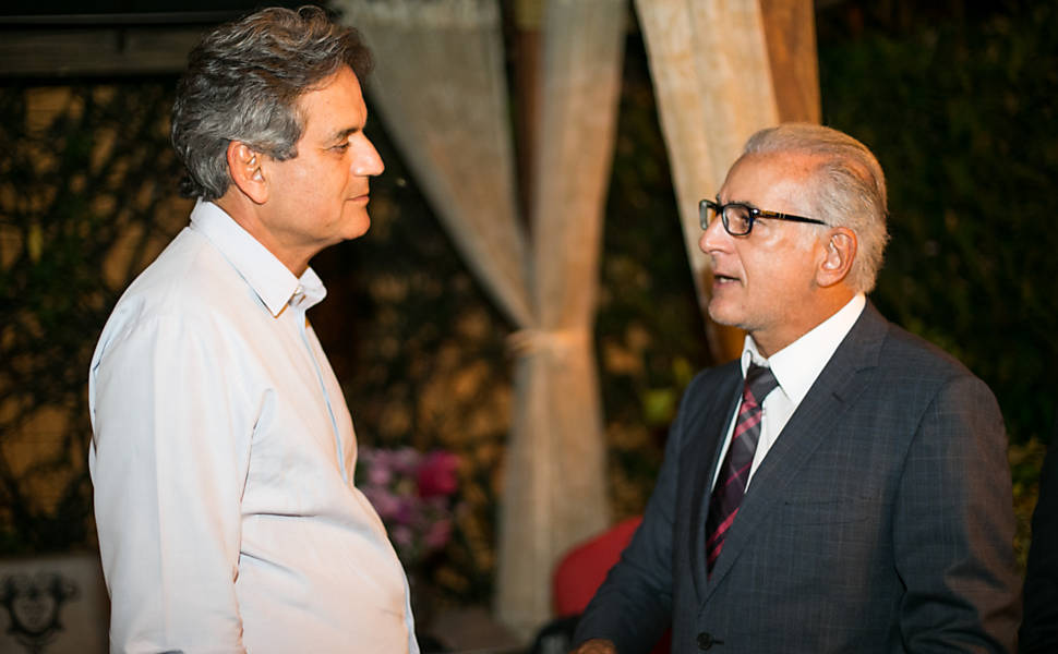 O dentista Laércio Vasconcelos, marido de Rosangela, conversa com o advogado Augusto Falletti durante o evento