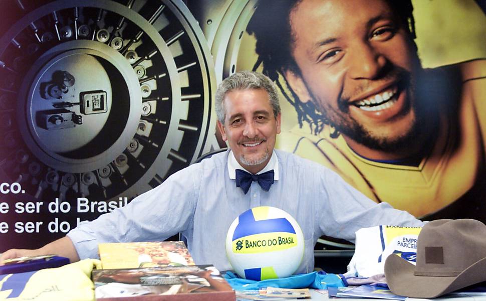 Pizzolato, já como diretor de marketing e comunicação do BB, posa em seu escritório com produtos publicitários dos projetos patrocinados pelo banco