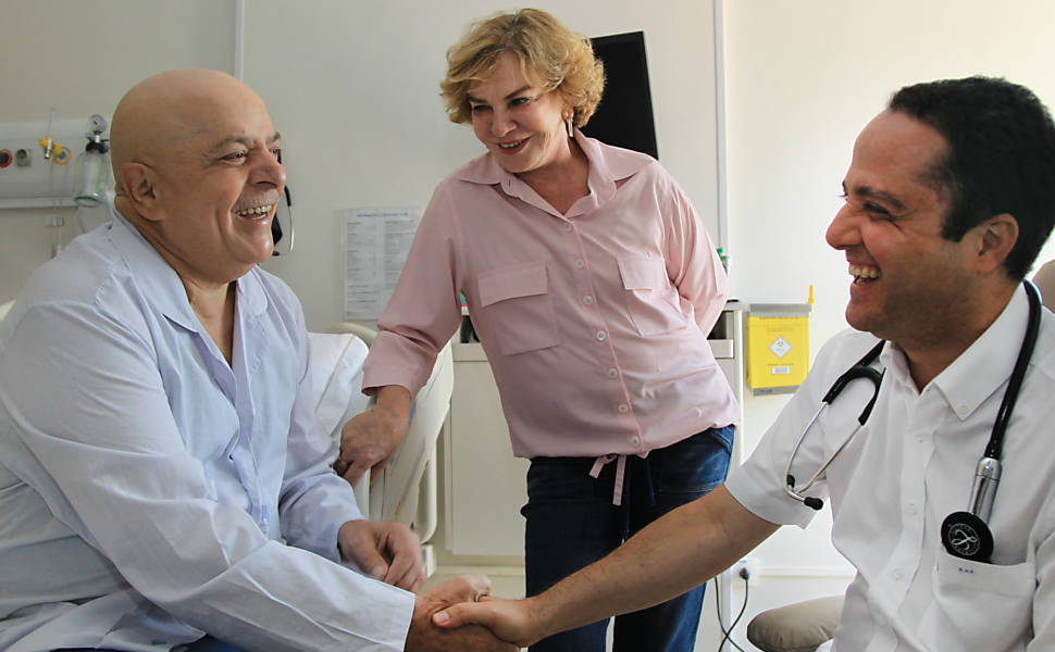 Um ano depois, em 2011, dá início a um tratamento bem-sucedido para combater um câncer na laringe. Na foto, ao lado da mulher, Marisa, Lula cumprimenta o médico Roberto Kalil Filho