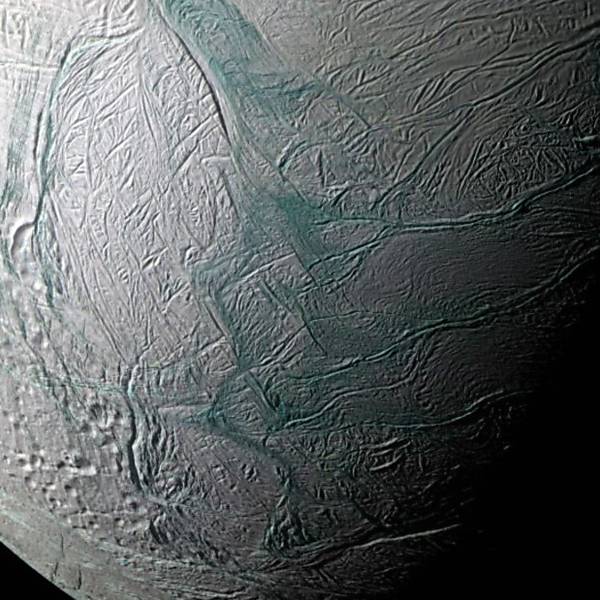 Sonda faz 'rasante' sobre lua de Saturno