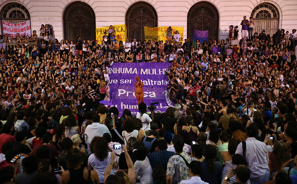 Manifestantes protestam contra Cunha e 'PL do aborto'