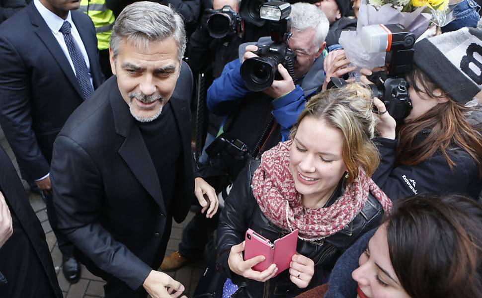 George Clooney visita café beneficente no Reino Unido