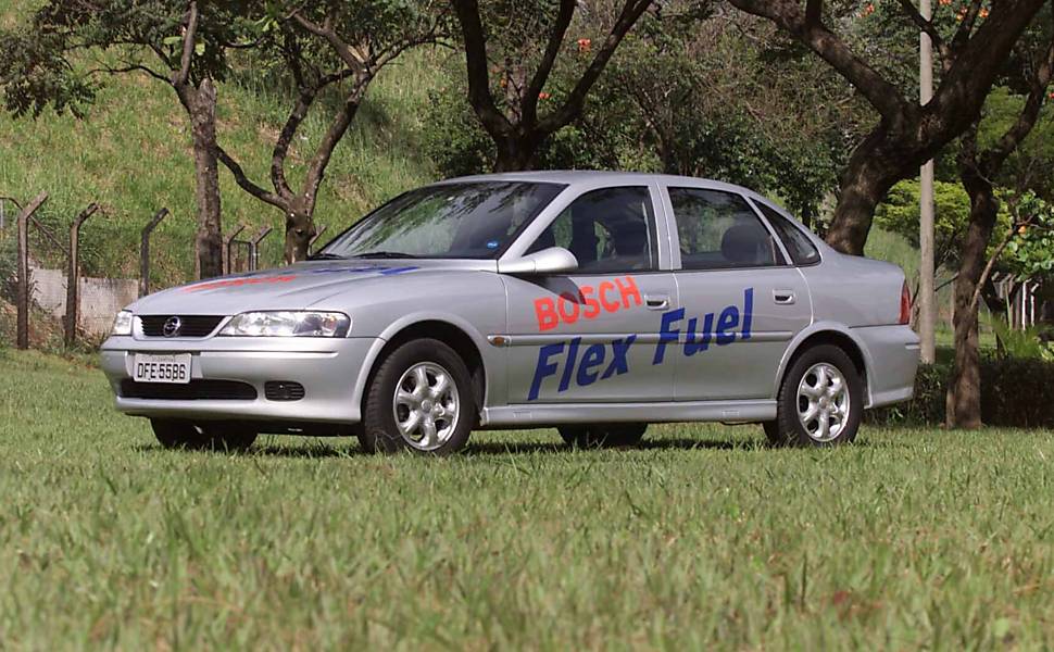 Se faltar etanol, basta abastecer com gasolina. Esse foi o conceito básico apresentado pelos carros flex. As montadoras começaram a mostrar seus protótipos no início dos anos 2000. Um deles foi o Chevrolet Vectra, em 2002