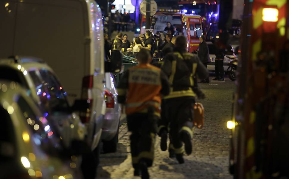 Ataques com tiros e explosões em Paris