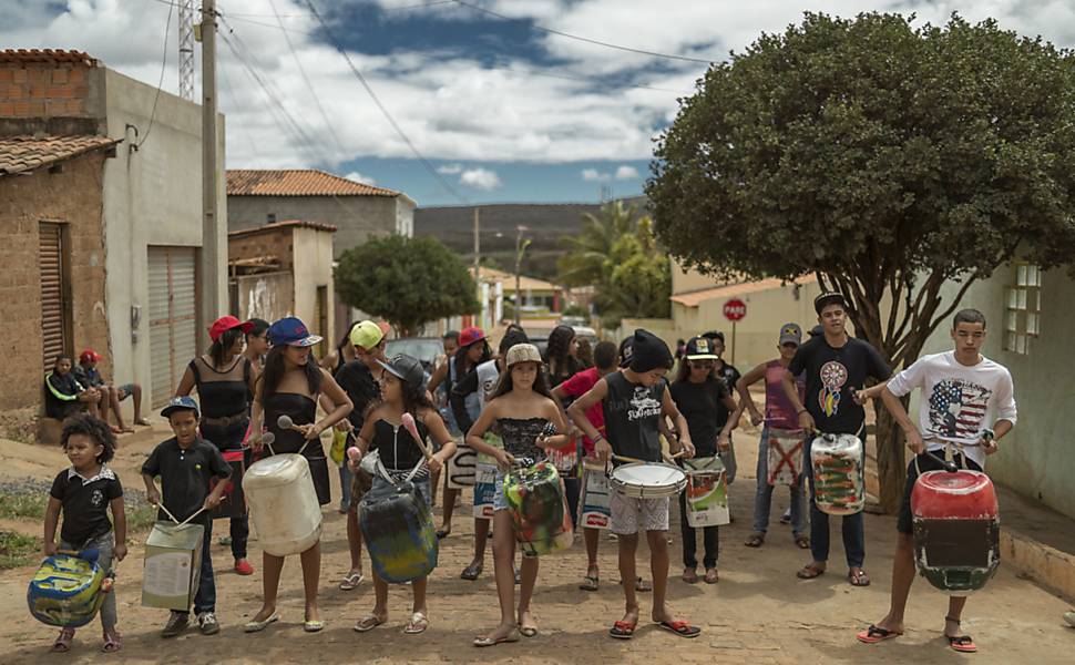 Alunos do ensino fundamental da rede municipal de Gentio de Ouro (BA) participam do projeto Batucarte, organizado pela arte educadora Lehicia Lima