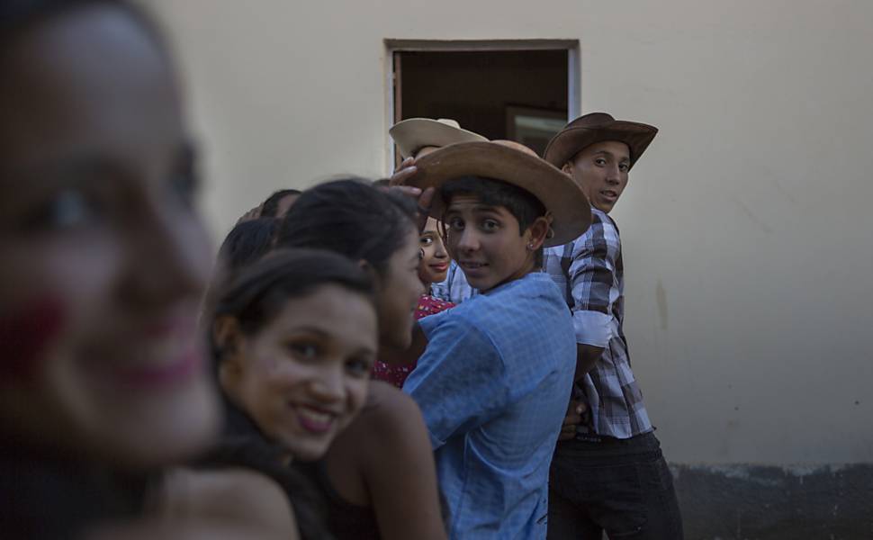 Alunos da rede de ensino publico do distrito de Itajubaquara participam de oficina de cinema e dramaturgia, em Gentio de Ouro (BA)