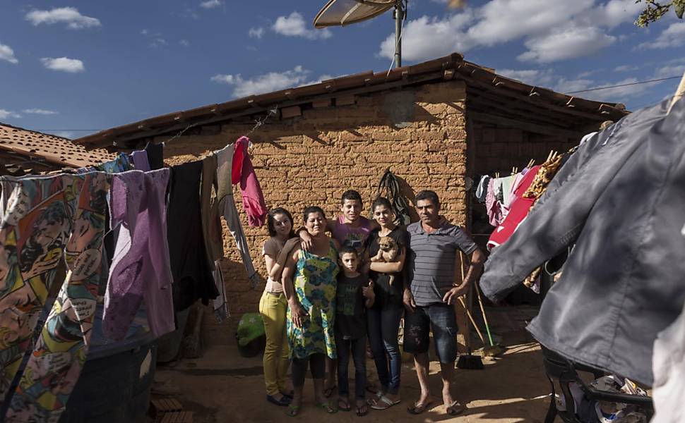 A estudante Erica Queiroz (à esquerda, de calça amarela) com sua família em sua casa, no distrito de Itajubaquara, em Gentio de Ouro (BA). A jovem participa das ações do IBS