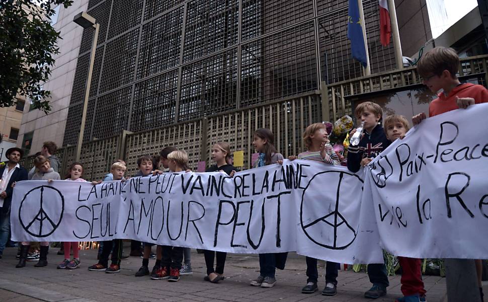Crianças prestam homenagem a Paris