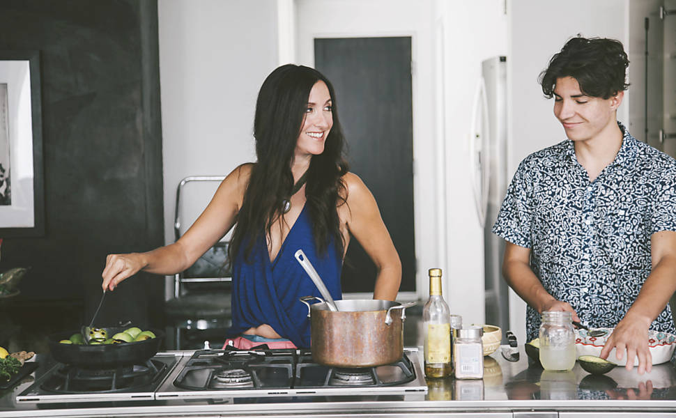 Julie e Trapper Piatt na cozinha da família em Calabasas, Califórnia. Piatt e seu parceiro, Rich Roll, são autores do livro “The Plantpower Way” (“a maneira do poder das plantas”) que propositadamente retrata uma face mais atraente, até glamorosa, do veganismo se comparada à tradicional imagem de uma vida restrita